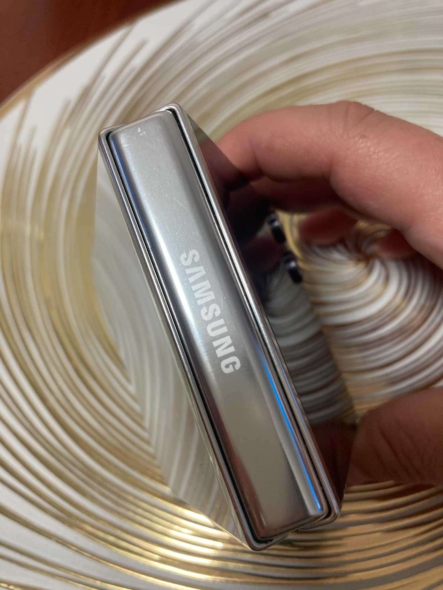 Samsung Z Flip 5 с гаранция