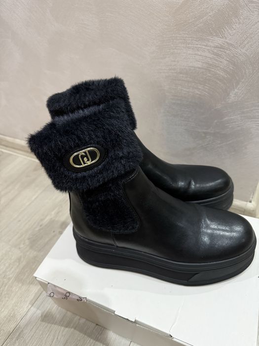 Черни Боти, Liu Jo