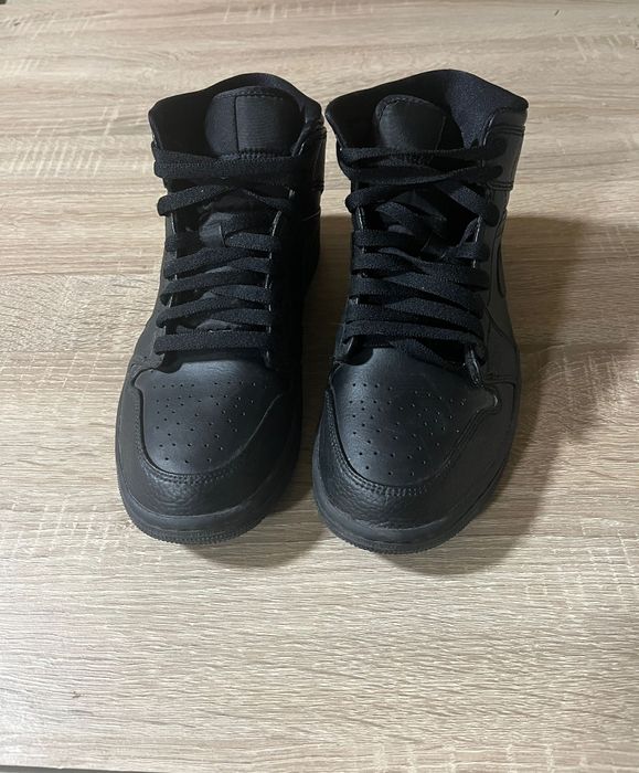 Vând Jordan 1 mid