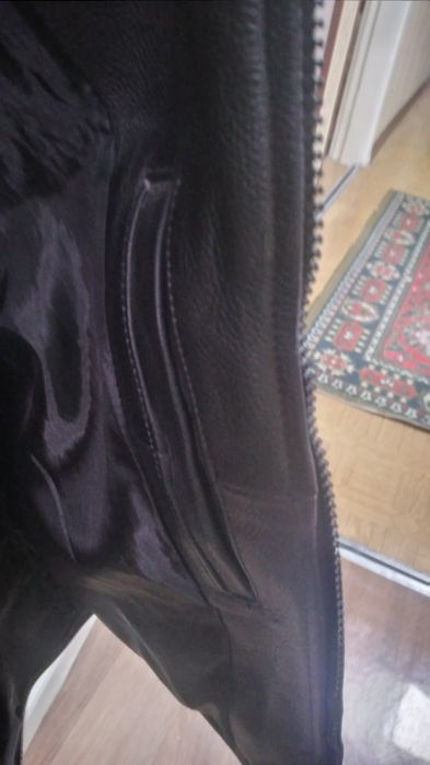 Продаю кожаную жилетку сделанную в Пакистане очень плотная кожа