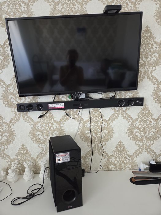 Телевизор с сабвуфером и кранштейном