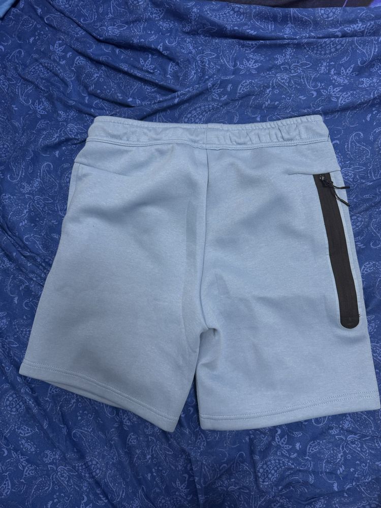 vand pantaloni scurti tech