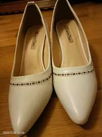 Pantofi albi, cu toc, fără defecte
