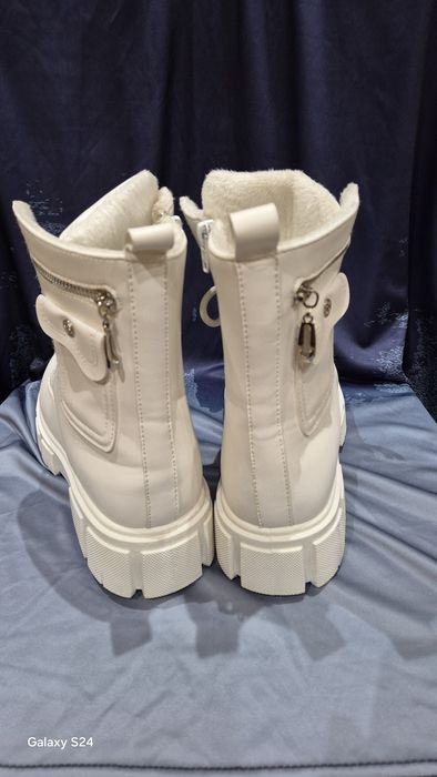 Vând ghete albe cu blanita