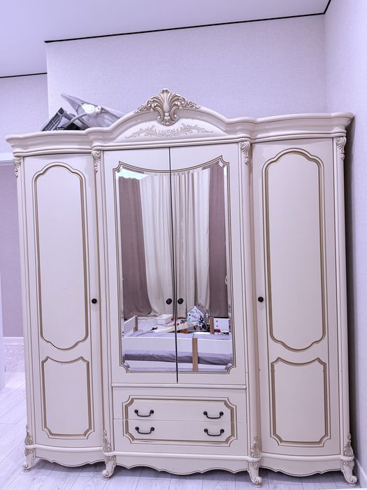 Продаю спальный гарнитур