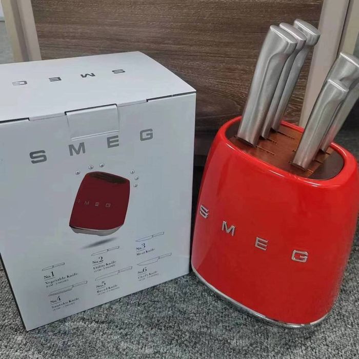 Набор кухонных ножей Smeg в стильной подставке