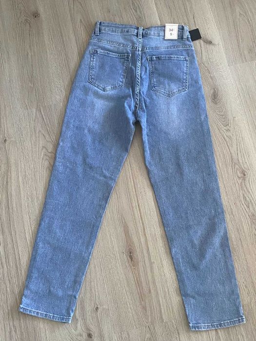 Дънки с декорация с камъни