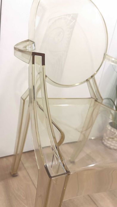 Столове 3 броя Louis Ghost от Kartell.
