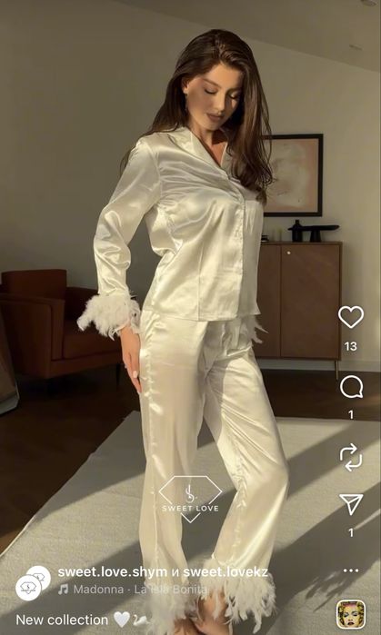 Атласная двойка с перьями