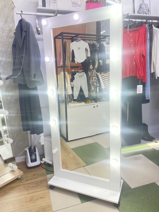 Продам зеркало с подсветкой