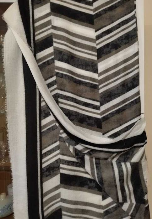 Дамски шал ZARA, размери 140/140см