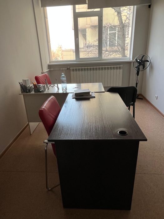 Стол и стулья для офиса