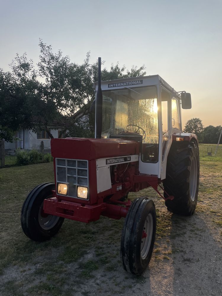 Tractor International 744