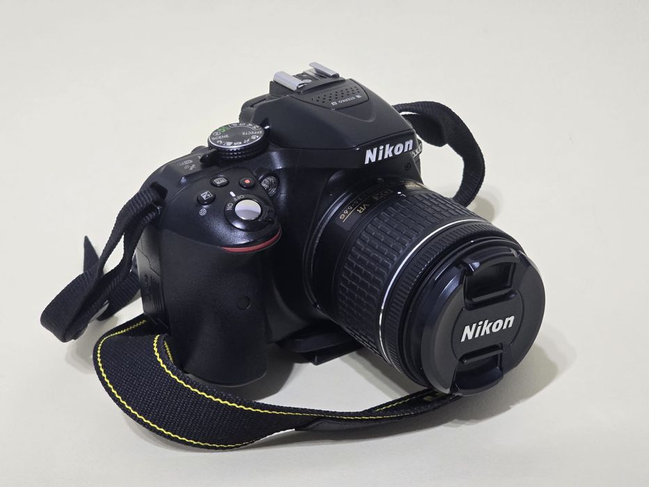 Aparat foto Nikon D5300 cu obiective de 18–55mm și 50mm