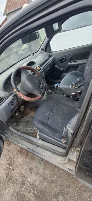 Dezmembrez Renault clio 1,2 benzină zabrani județul Arad