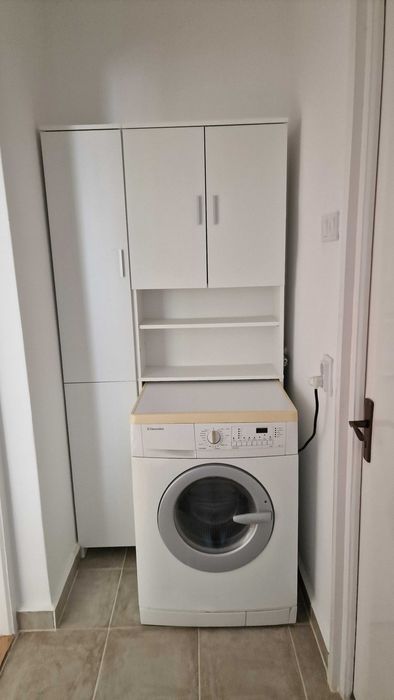 Inchiriez apartament cu trei camere, complet renovata, zona cornisa.