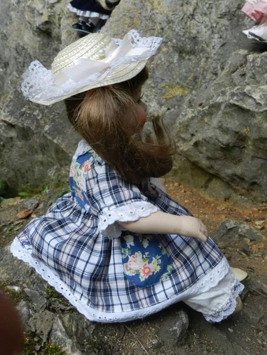 Pret redus, papusica din portelan fin ,grasuna si haioasa.