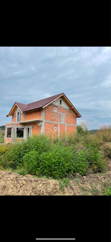 Vand casa cu etaj