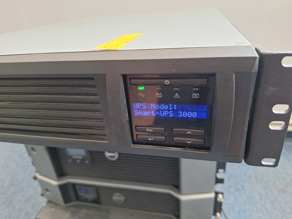 APC Smart-UPS, 3kVA, Rackmount 2U, SMT3000RMI2UC