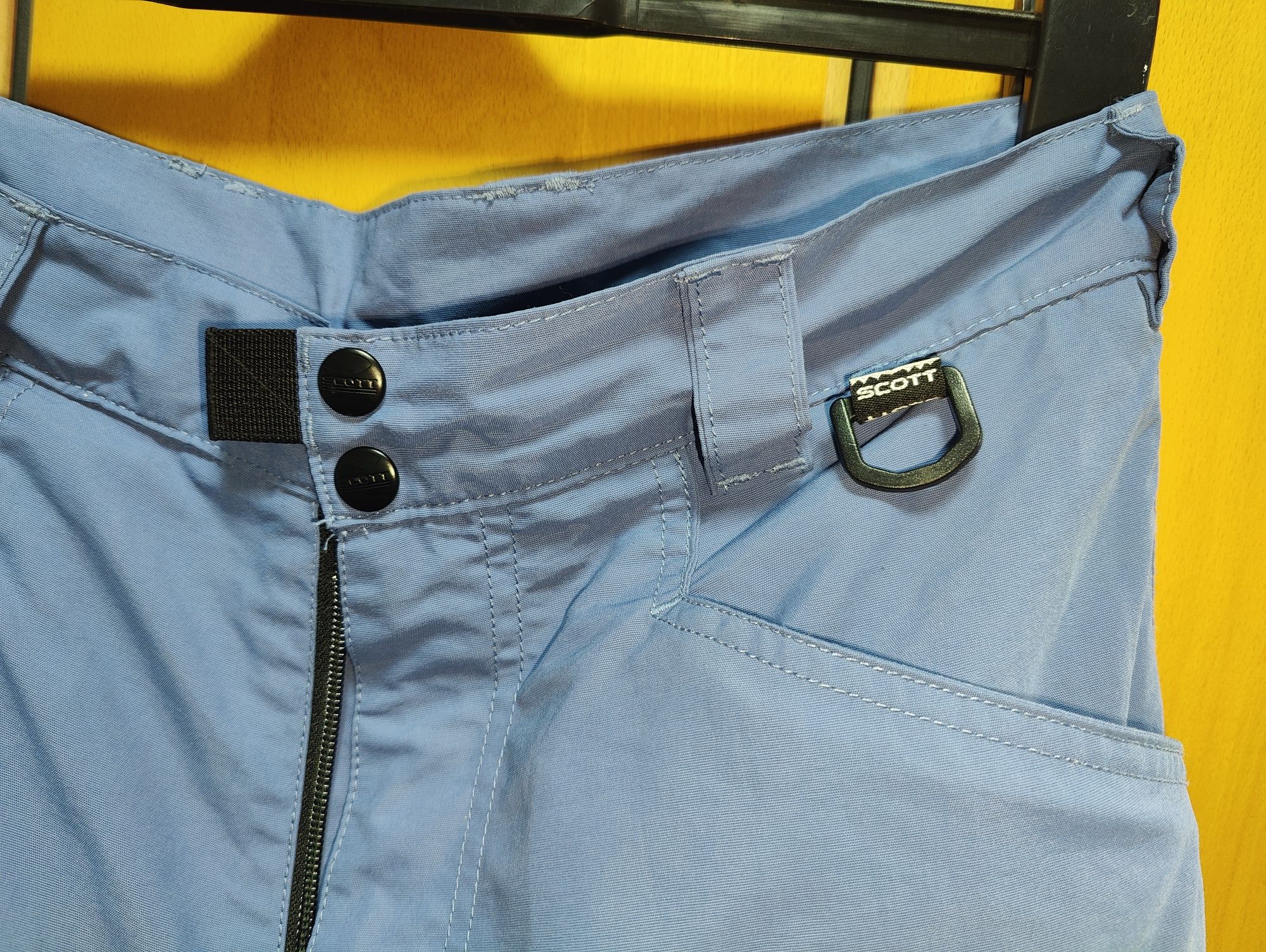 Pantaloni de schi sau sporturi de iarna