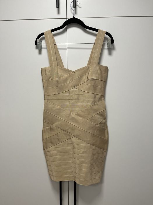 Къса бежова рокля