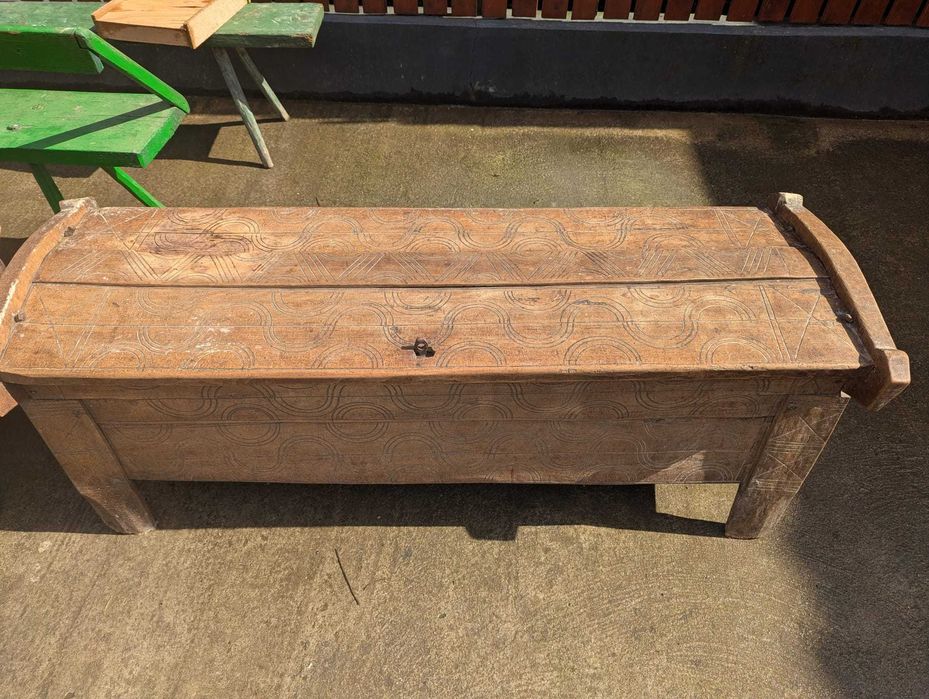 Ladă de zestre veche din lemn masiv, sculptată manual, autentică