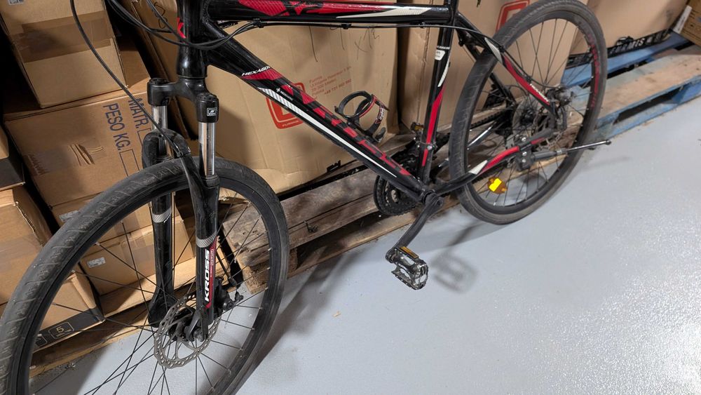 Bicicletă MTB Kross Hexagon 26” – negru/roșu, frâne disc, stare bună