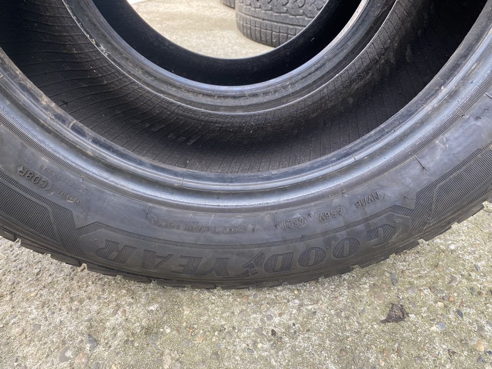 Cauciucuri 215/65 R15 C Pret 400 lei ambele