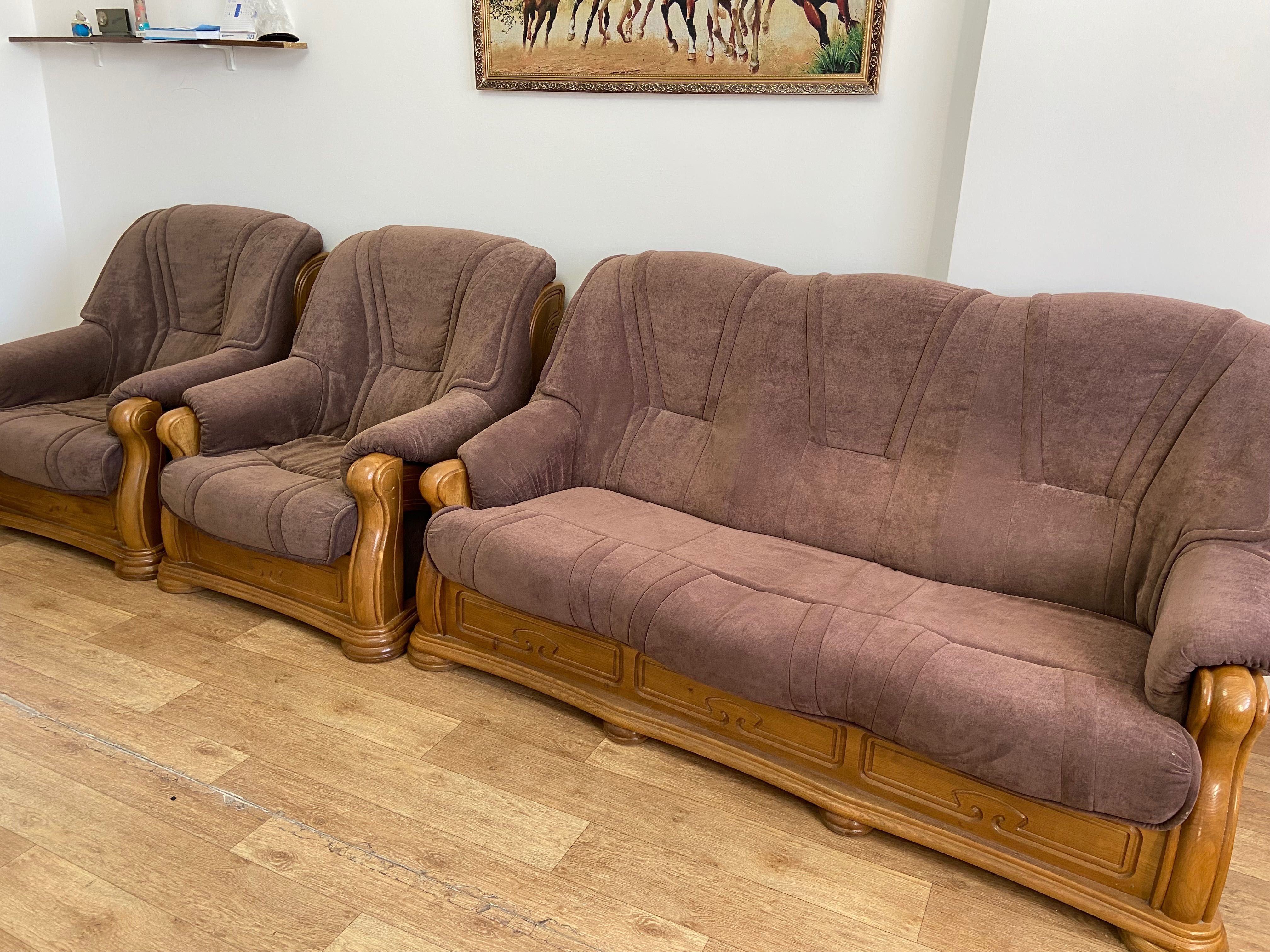 Продаю элитный диван с двумя креслами дерево Беларуссия