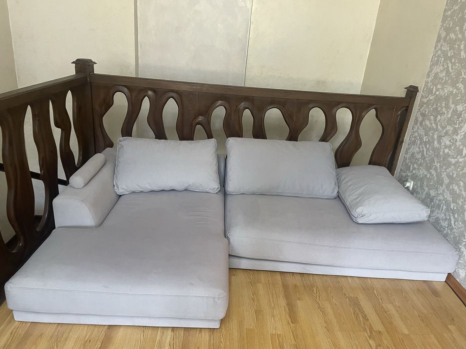 Диван серый 2,4м в хорошем состоянии.