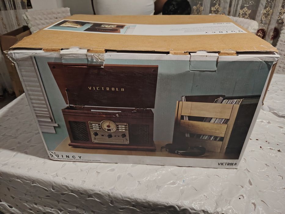 Include un pick-up cu 3 viteze, conectivitate Bluetooth, un CD player,