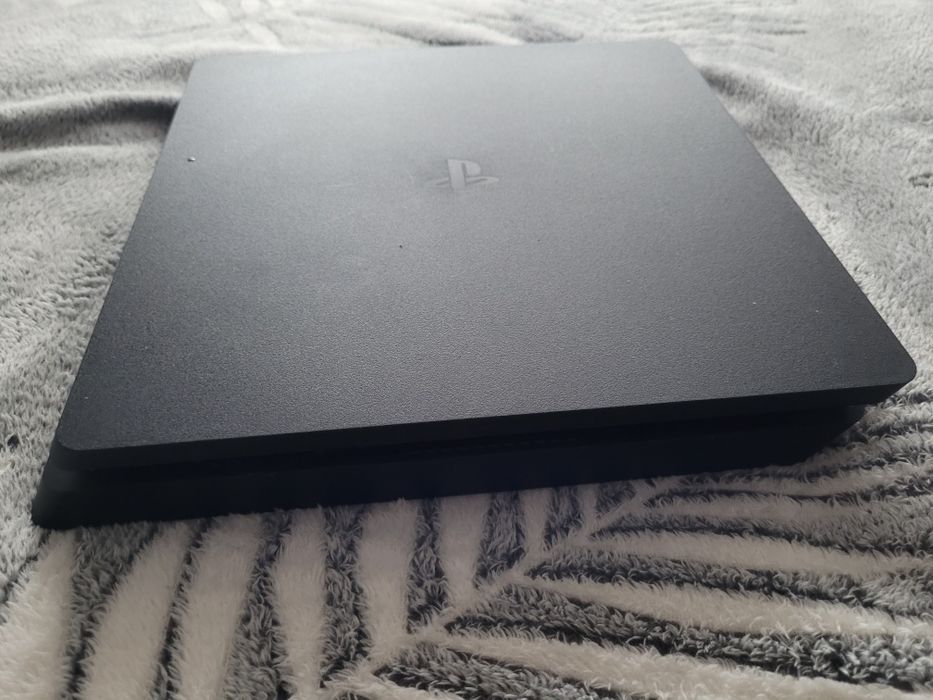 Vând ps4 slim 2 manete,stație de încarcare,9 jocuri