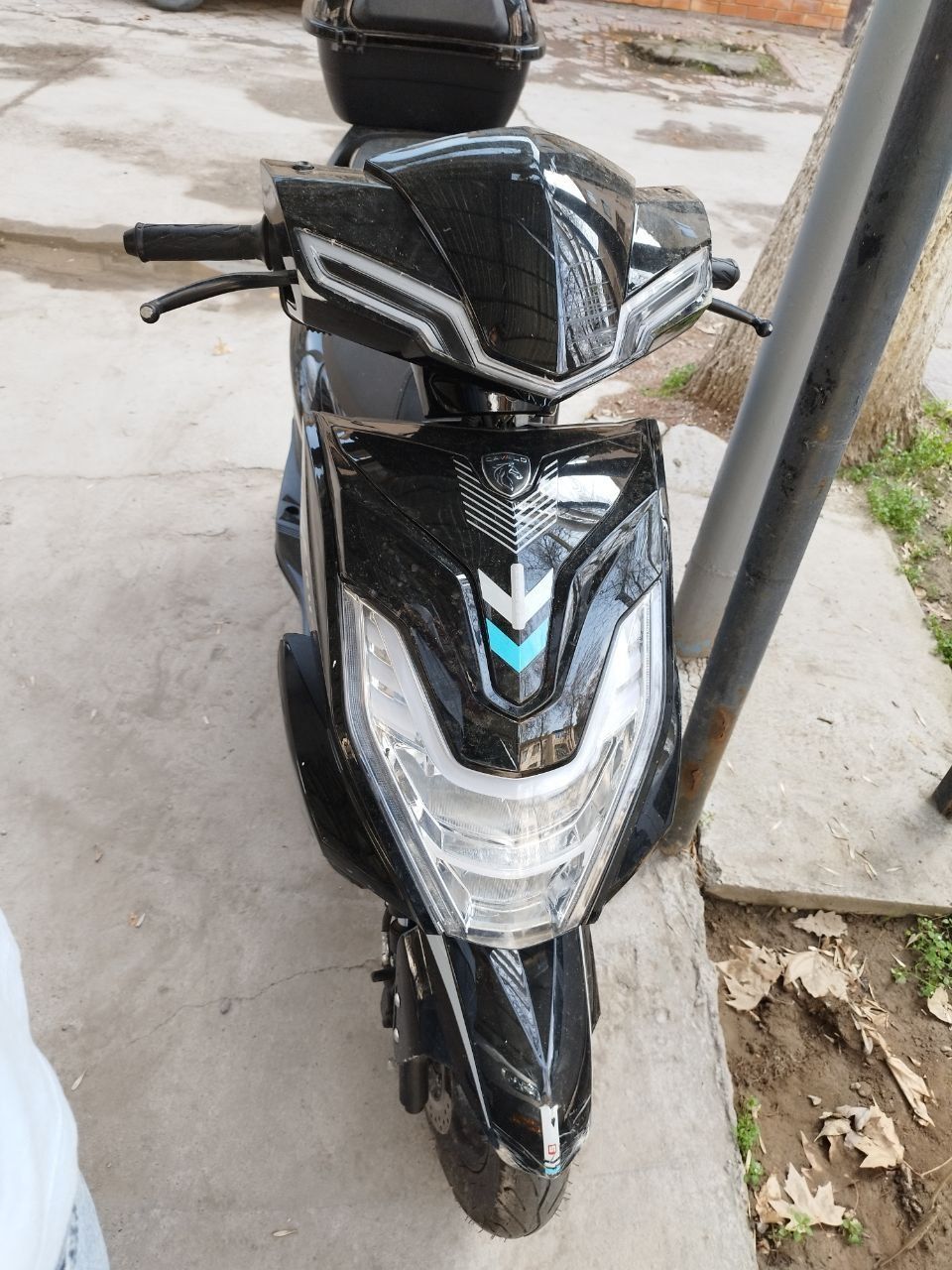 Sukuter 125 kubli bezni holati Yaxshi 100km 3L holati Yaxshi