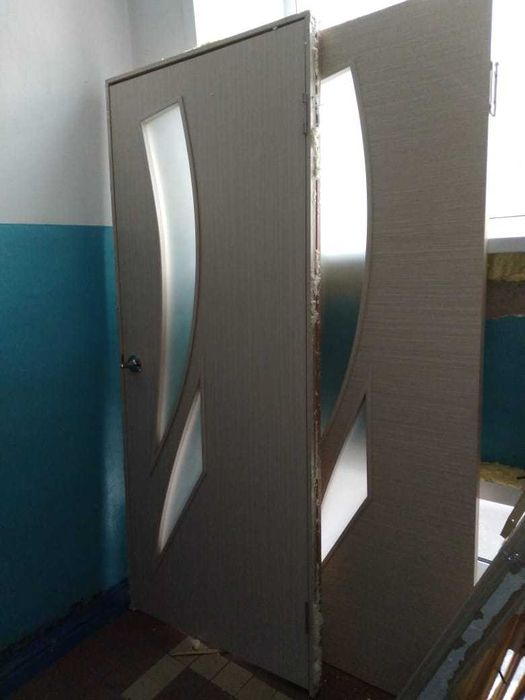Межкомнатная деверь б/у (полотно, коробка, наличники) 2шт