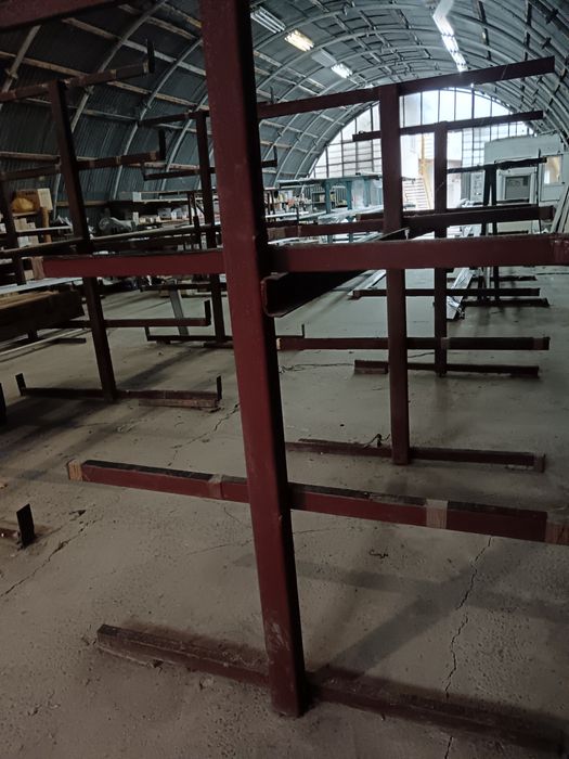 Продавам метални стелажи за склад 3 броя .