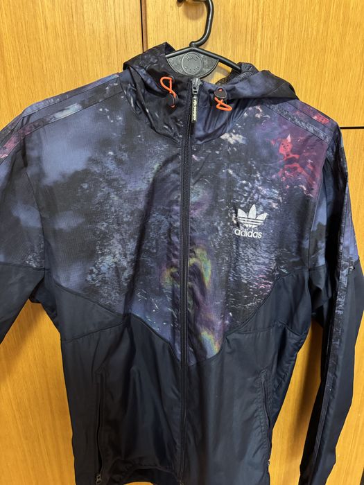 Ветровка Adidas като мова