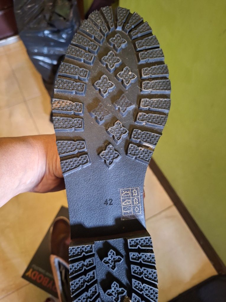 Ботуши естествена кожа.