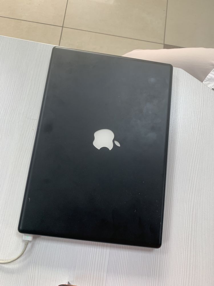 Продаю MacBook 2,1. В хорошем состоянии