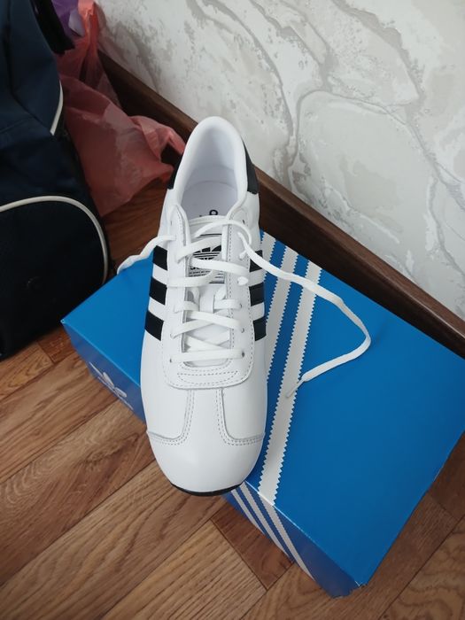 Продаётся Adidas originals кроссовки 42 размер