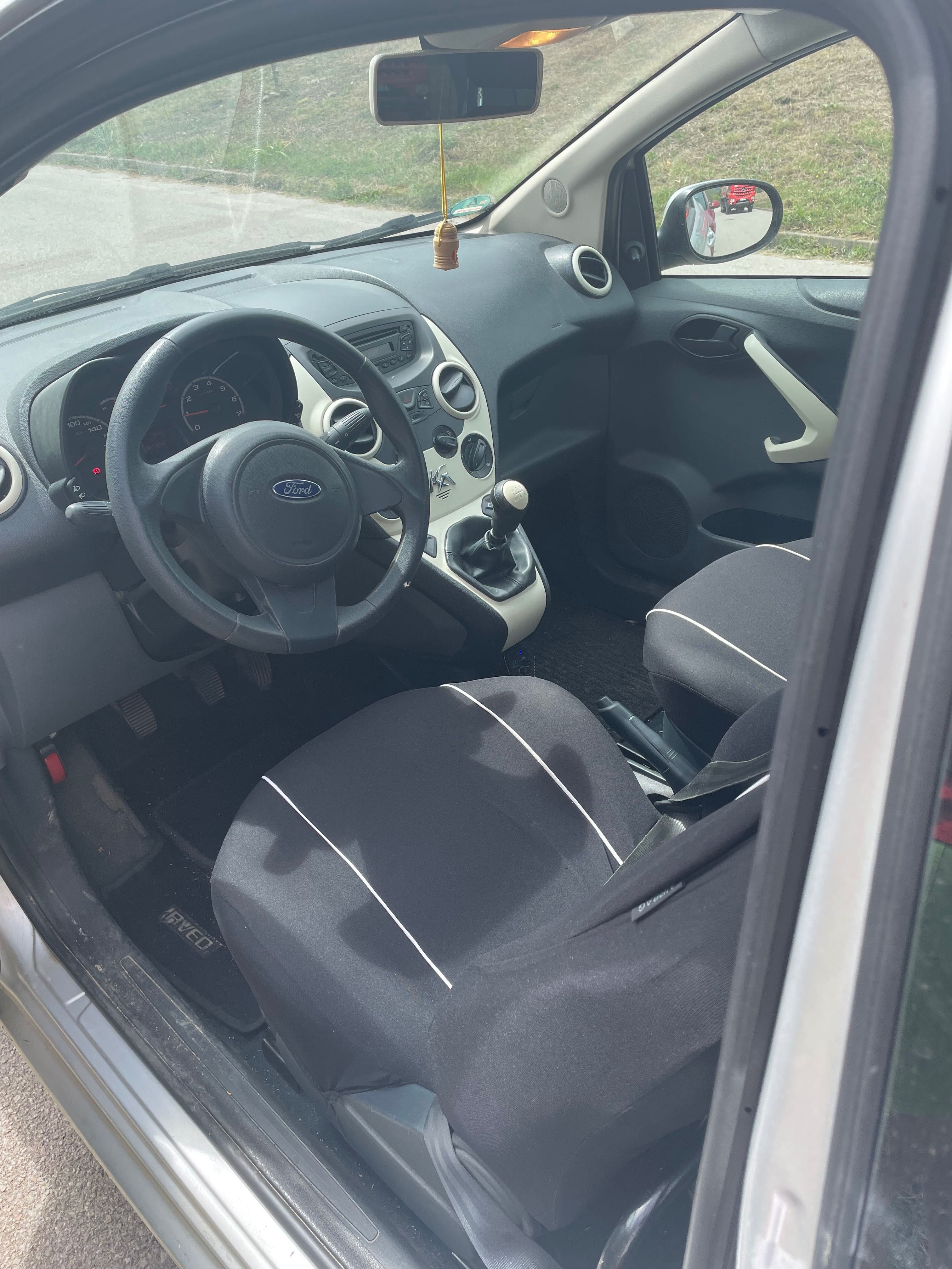 Ford Ka .Колата е 69 коня 2013 година
Цена-5700 лева