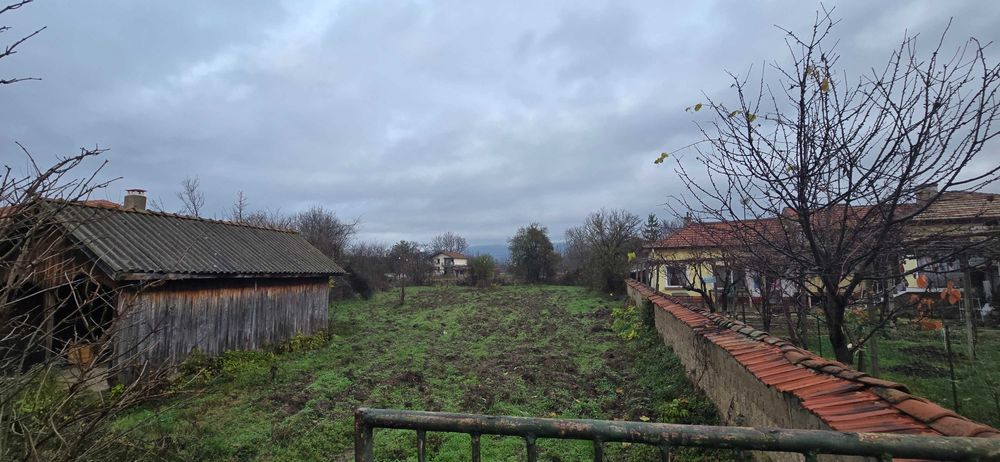 Двор със сглобяема къща