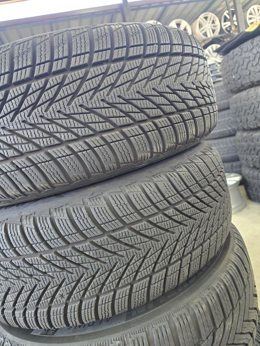 2 Броя 215/55/17 Goodyear 7mm 24dot