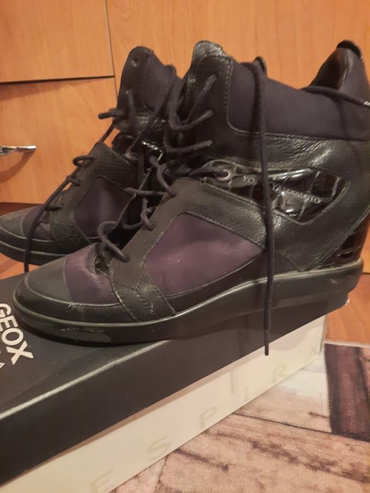 Продам обувь. Ботинки практически новые.