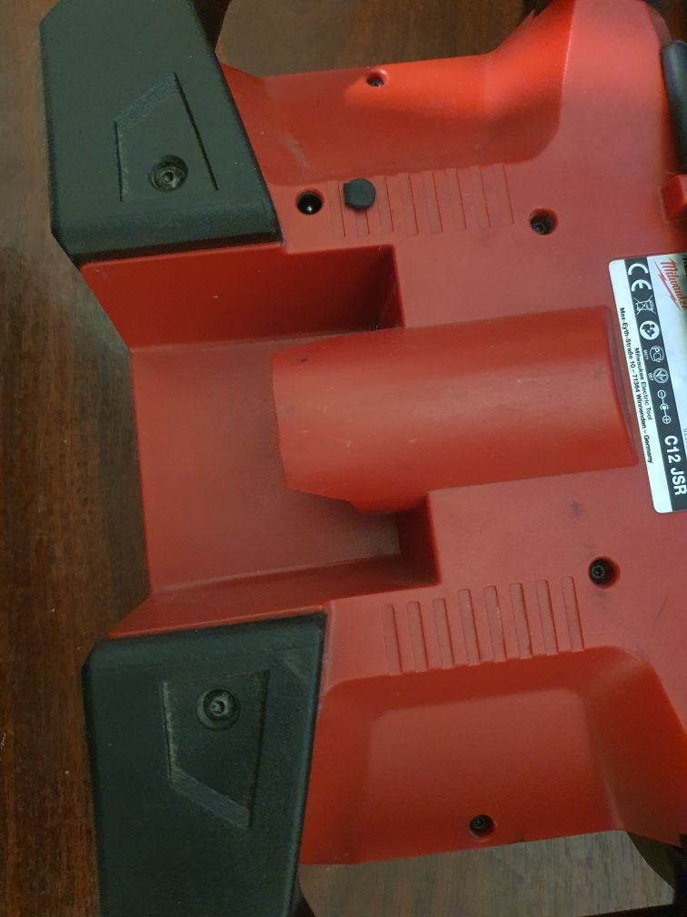 Radio Milwaukee M12 functional cu display defect pt reparat