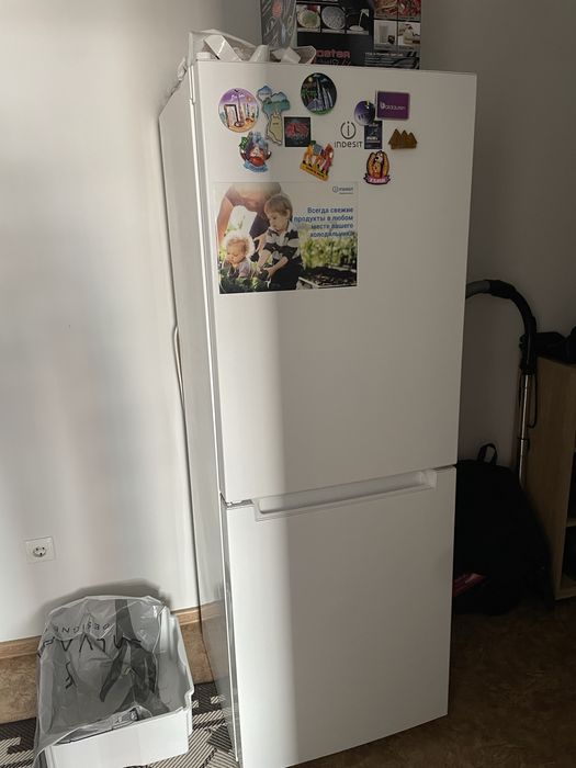 Продам нерабочий холодильник Indesit 2020 года.
