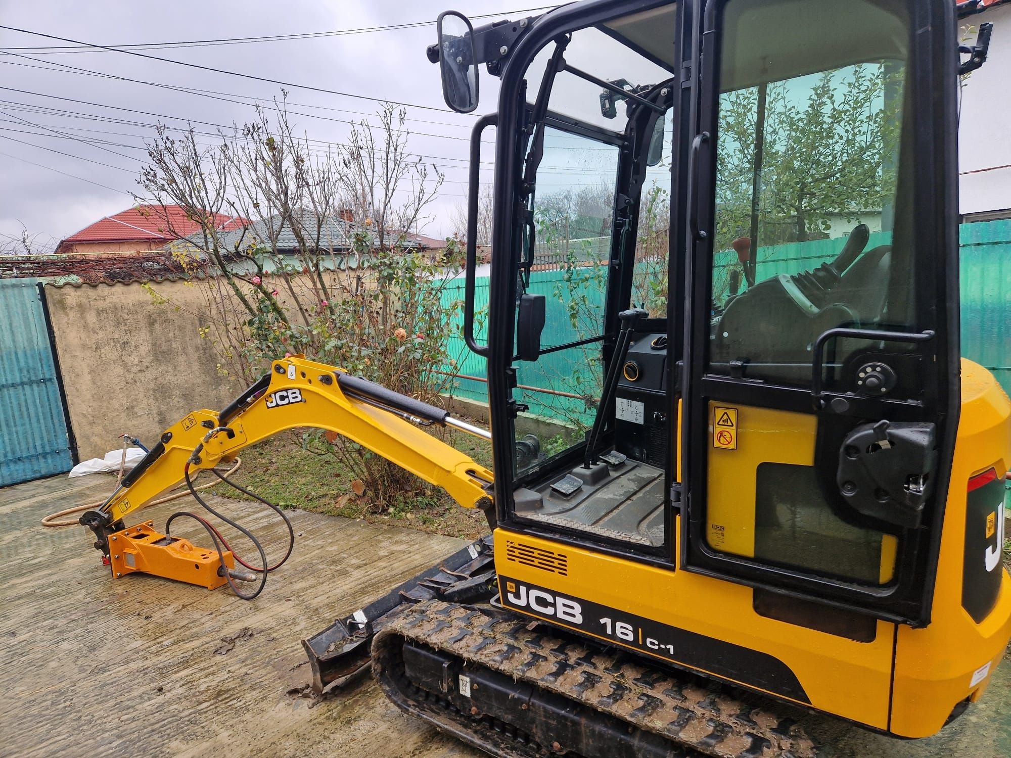 Închiriez miniexcavator cu picon și cupe