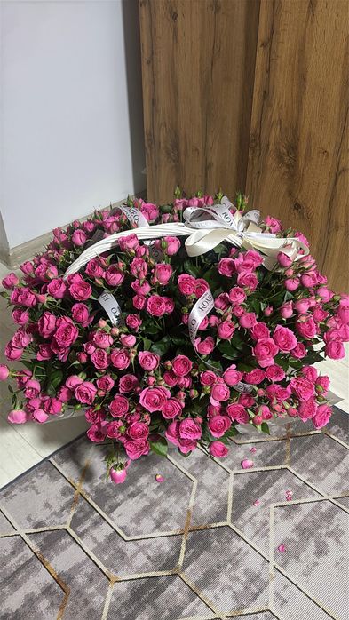 Кустовые розы в корзине