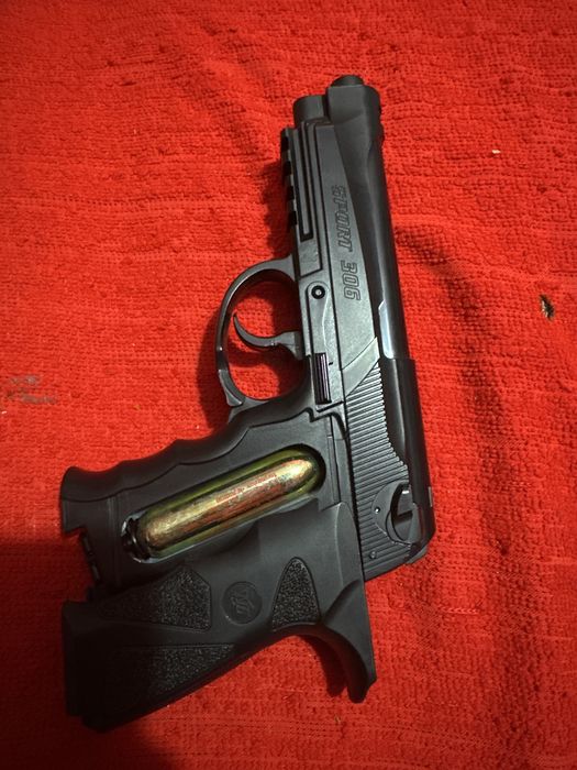 Pistol bereta semi full metal automat pentru cunoscatori