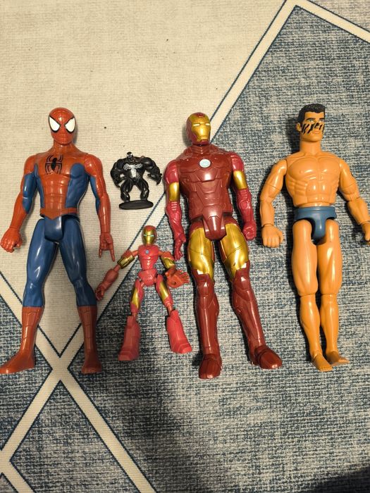 Super eroi DC 5 figurine( Batman, Joker , Superman , Robin )