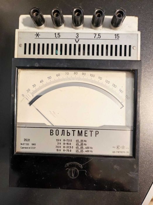 Продава се руски стрелкови лабораторен волтметър Э531